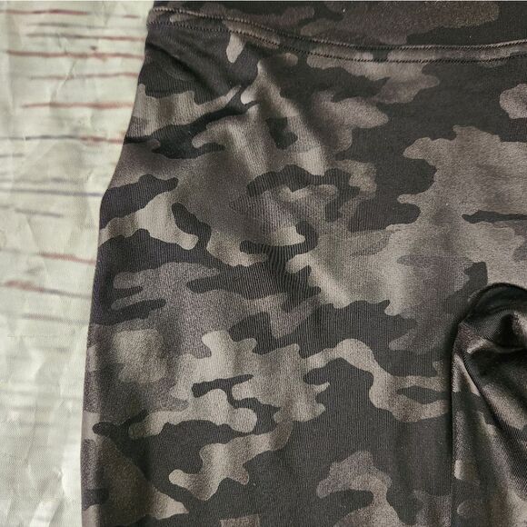 Spanx Faux Leather Camo Leggings Size Medium - Picture 5 of 7